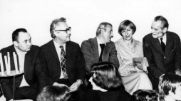 Opłatek Sekcji Historii Sztuki KUL, grudzień 1979 r. Kadra naukowa, od lewej: Ryszard Brykowski, Tadeusz Chrzanowski, Jerzy Baranowski, Jadwiga Kuczyńska, Jacek Woźniakowski, Barbara Filarska. Źródło: KUL