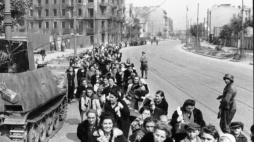 Polska ludność cywilna prowadzona ul. Wolską do kościoła św. Wojciecha. Źródło: Bundesarchiv
