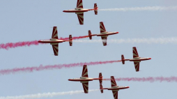 Pokaz zespołu akrobacyjnego Biało-Czerwone Iskry podczas drugiego dnia Międzynarodowych Pokazów Lotniczych Air Show w Radomiu. 27.08.2017. Fot. PAP/J. Turczyk
