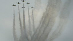Zespół akrobatyczny "Baltic Bees" na Międzynarodowych Pokazach Lotniczych Air Show 2017 w Radomiu. Fot. PAP/J. Turczyk