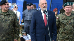 Minister obrony narodowej Antoni Macierewicz (C), szef Sztabu Generalnego Wojska Polskiego gen. broni Leszek Surawski (P) oraz Dowódca Generalny Rodzajów Sił Zbrojnych gen. dywizji Jarosław Mika na Międzynarodowych Pokazach Lotniczych Air Show 2017 w Radomiu. Fot. PAP/J. Turczyk