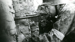 Dokumenty Jerzego Świderskiego - Fotografia z Powstania Warszawskiego. Stanowisko na Podwalu, fot. Wiesław Chrzanowski. Źródło: Archiwum Akt Nowych