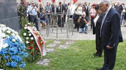 Prezydent Stowarzyszenia Byłych Mieszkańców Białegostoku i Okolic w Izraelu Jacob Kagan (P) składa kwiaty przed pomnikiem Wielkiej Synagogi w Białymstoku. 16.08.2017. Fot. PAP/A. Reszko