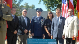 Attache Obrony USA w Warszawie płk John Downey (C), poseł PO Andrzej Halicki (2P), wiceprezydent Warszawy Renata Kaznowska (3P), prezes fundacji im. Ronalda Reagana Janusz Dorosiewicz (3L), Andrzej Kunert (2L) z Ministerstwa Kultury i Dziedzictwa Narodowego oraz radny PO Lech Jaworski (P) podczas uroczystości odsłonięcia tablicy gen. George'a Smitha Pattona na bulwarze między Muzeum Sztuki Nowoczesnej a Centrum Nauki Kopernik w Warszawie. Fot. PAP/M. Obara