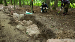Studenci Katedry Archeologii US Joanna Strzelczyk (P) i Bogdan Przybyła (2P) podczas prac archeologicznych przy grobowcu sprzed blisko 6 tys. lat w Dolicach. Fot. PAP/J. Muszyński 
