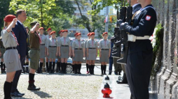 Prezydent Andrzej Duda składa wieniec przed Pomnikiem Ofiar Rzezi Woli. Fot. PAP/J. Turczyk