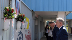 Prezydent RP Andrzej Duda (C) oraz wojewoda pomorski Dariusz Drelich (P front) składają kwiaty przed bramą nr 2 Stoczni Gdańskiej. Fot. PAP/A. Warżawa