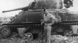 Bitwa pod Falaise. Żołnierz 1 Dywizji Pancernej obok zniszczonego kanadyjskiego czołgu. Fot. NAC