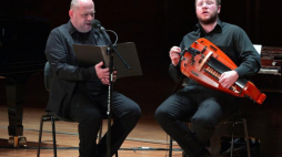 Adam Strug (L) z zespołem Monodia Polska podczas Festiwalu Psalmów Dawidowych "Honorując Sprawiedliwych" w Filharmonii Podkarpackiej w Rzeszowie. Fot. PAP/D. Delmanowicz