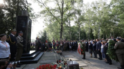 Prezydent Andrzej Duda (4P) w otoczeniu powstańców warszawskich podczas uroczystości przed pomnikiem Gloria Victis na Wojskowych Powązkach w 73. rocznicy wybuchu Powstania Warszawskiego. Fot. PAP/T. Gzell 