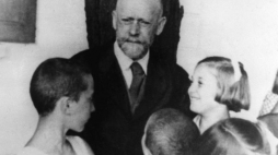 Janusz Korczak z dziećmi. Źródło: PAP/CAF/Archiwum