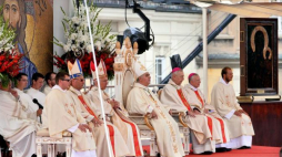 Duchowni podczas mszy św. na Jasnej Górze w trakcie głównych obchodów 300-lecia koronacji jasnogórskiego obrazu Matki Bożej Częstochowskiej. Fot. PAP/M. Kmieciński