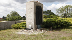 Jedwabne - pomnik upamiętniający ofiary mordu. Fot. PAP/A. Reszko