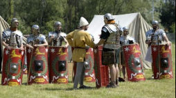 Barbarzyńscy wojownicy w skansenie archeologicznym Karpacka Troja w Trzcinicy k. Jasła. Fot. PAP/D. Delmanowicz