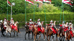 Pokaz chorągwi husarskiej marszałka województwa pomorskiego z zamku w Gniewie w jednym z najstarszych brytyjskich muzeów - Royal Armouries w Leeds. Fot. PAP/J. Krupa