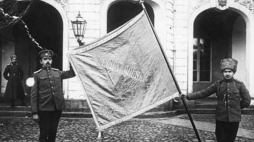 Ochotnicy Legionu Puławskiego prezentują swój sztandar. Źródło: CAW