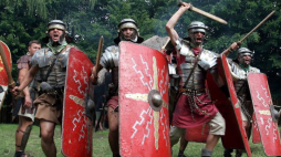 Legioniści rzymscy ruszają do boju. Dymarki Świętokrzyskie w Nowej Słupi. Fot. PAP/P. Polak
