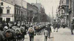 Wojska niemieckie wkraczają do Łodzi. Ul. Piotrkowska, grudzień 1914 r. Fot. Wikimedia Commons ze zbiorów Bundesarchiv