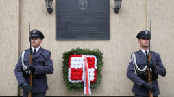 Uroczystość złożenie kwiatów przy tablicy upamiętniającej represjonowanych żołnierzy Wojsk Lotniczych przez służby Informacji Wojskowej na budynku Dowództwa Generalnego Rodzajów Sił Zbrojnych przy ul. Wawelskiej. Warszawa, 28.08.2017. Fot. PAP/P. Supernak 