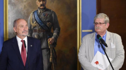 Minister obrony narodowej Antoni Macierewicz (L) i zastępca dyrektora Muzeum Wojska Polskiego Witold Głębowicz (P) podczas konferencji prasowej nt. Muzeum Bitwy Warszawskiej 1920. Fot. PAP/R. Pietruszka 