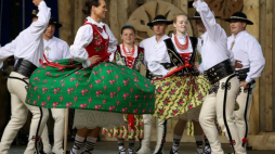 Zespół Wanta z Chicago podczas prezentacji na 49. Międzynarodowym Festiwalu Folkloru Ziem Górskich w Zakopanem. Fot. PAP/G. Momot 