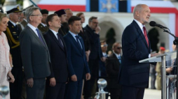 Minister obrony narodowej Antoni Macierewicz przemawia podczas uroczystości na pl. Piłsudskiego w Warszawie, w przeddzień Święta Wojska Polskiego. Fot. PAP/J. Kamiński 