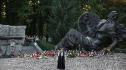 Wanda Traczyk-Stawska podczas uroczystości przed pomnikiem "Polegli Niepokonani 1939-1945" na Cmentarzu Powstańców Warszawy na Woli w 73. rocznicę wybuchu Powstania Warszawskiego. 01.08.2017. Fot. PAP/Rafał Guz 