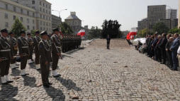 Prezes IPN Jarosław Szarek podczas obchodów 80. rocznicy tzw. operacji polskiej NKWD przed pomnikiem Poległym i Pomordowanym na Wschodzie w Warszawie. Fot. PAP/T. Gzell  