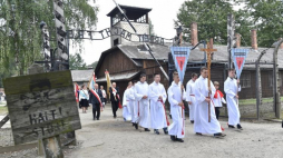 Uroczystości związane z 76. rocznicą śmierci o. Maksymiliana Kolbego na terenie b. niemieckiego nazistowskiego obozu zagłady Auschwitz. Fot. PAP/J. Bednarczyk 