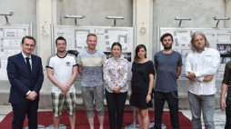 Dyrektor Muzeum Narodowego w Krakowie Andrzej Betlej (L) oraz zwycięski zespół "ARTFM" w składzie (od lewej): Jan Witkowski, Tomasz Natora, Anna Skrzydlewska, Magdalena Piwek, Maksymilian Majoch, Mieczysław Bielawski i Maciej Pytel, którzy wygrali konkurs na projekt nowej ekspozycji i aranżacji wnętrz Pałacu Książąt Czartoryskich w Krakowie. Fot. PAP/J. Bednarczyk 