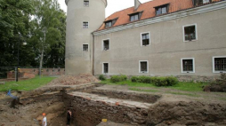 Wykopaliska archeologiczne na terenie zamku w Pasłęku. Fot. PAP/T. Waszczuk 