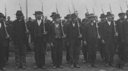 Grupa powstańców śląskich z I powstania. 1919 r. Źródło: CAW