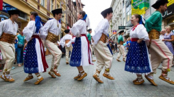 XIII Światowy Przegląd Folkloru Integracje - przemarsz zespołów ludowych przez centrum Poznania. 2013 r. Fot. PAP/M. Zakrzewski 