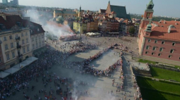 Mieszkańcy Warszawy tworzą "żywy znak" Polski Walczącej na placu Zamkowym w ramach obchodów 73. rocznicy wybuchu Powstania Warszawskiego. Fot. PAP/M. Obara 