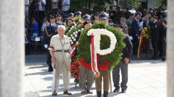 Prezes Światowego Związku Żołnierzy Armii Krajowej Leszek Żukowski (2L), wiceprezes Związku Powstańców Warszawskich Eugeniusz Tyrajski (L) podczas obchodów 73. rocznicy wybuchu Powstania Warszawskiego przed pomnikiem Polskiego Państwa Podziemnego i Armii Krajowej w Warszawie. Fot. PAP/R. Pietruszka 