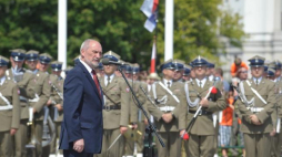Minister obrony Antoni Macierewicz (C) podczas uroczystości zmiany posterunku honorowego przed Grobem Nieznanego Żołnierza w 73. rocznicę wybuchu powstania warszawskiego. Fot. PAP/M. Obara 