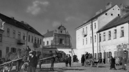 Radomskie getto - plac w getcie; za bramą widoczny kościół św. Trójcy. Fot. NAC