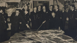 Joachim von Ribbentrop zwiedza wystawę „ Warszawa wczoraj, dziś" w Muzeum Narodowym w Warszawie. Źródło: CAW