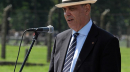 Romani Rose na terenie b. niemieckiego obozu Auschwitz II-Birkenau. 02.08.2016. Fot. PAP/S. Rozpędzik