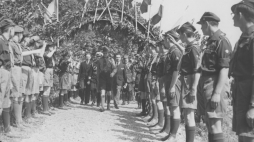 Rumuński następca tronu książę Michał przechodzi między szpalerem harcerzy udając się do ich obozu na Bielanach.  Warszawa, 05.1937. Fot. NAC