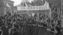 Manifestacja w drugą rocznicę Porozumień Sierpniowych. Warszawa 31.08.1982. Fot. PAP/G. Rogiński