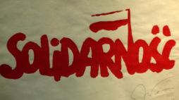 Historyczny pierwszy plakat z logo „Solidarności”, wymyślony podczas strajku w Stoczni Gdańskiej w 1980 r. Fot. PAP/S. Kraszewski