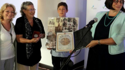 Wnuczka Anny i Stanisława Tomczaków - Lili Rosiak (2L) i córka - Ilana Szrago (L) odebrały z rąk ambasador Izraela w Polsce Anny Azari (P) medale Sprawiedliwy Wśród Narodów Świata. Fot. PAP/M. Bielecki