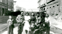 Dokumenty Jerzego Świderskiego - Fotografia z Powstania Warszawskiego. Najmłodsi Żołnierze Walczącej Warszawy. Stare Miasto, ul. Miodowa, przy Placu Krasińskich, fot. Wiesław Chrzanowski. Źródło: Archiwum Akt Nowych