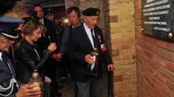 Kombatant 5. i 6. Brygady Wileńskiej, żołnierz AK, porucznik Ryszard Staszkiewicz ps. Łoś podczas otwarcia celi śmierci w Areszcie Śledczym w Szczecinie. Fot. PAP/M. Bielecki 