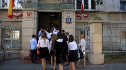 Młodzież w drodze na inaugurację roku szkolnego. Fot. PAP/ T. Gzell