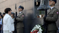  W ramach uroczystych obchodów Powstania Warszawskiego pod dawną siedzibą konspiracyjnej kwatery Okręgu Warszawskiego Armii Krajowej złożono we wtorek kwiaty. W uroczystości wzięli udział m.in. powstańcy oraz przedstawiciele władz. Fot. PAP/T. Gzell