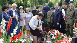 remier Beata Szydło złożyła kwiaty oraz zapaliła znicze na grobach ofiar Lubina'82. Fot. PAP/M. Kulczyński