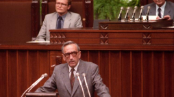 Wystąpienie Tadeusza Mazowieckiego przed głosowaniem posłów w sprawie powołania go na stanowisko Prezesa Rady Ministrów; w głębi m.in. marszałek Sejmu Mikołaj Kozakiewicz (P). Warszawa 24.08.1989. Fot. PAP/C. Słomiński 