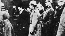 Przyjazd Lwa Trockiego na czele sowieckiej delegacji pokojowej – dworzec kolejowy w Brześciu Litewskim. 08.01.1918. Źródło: Wikimedia Commons 
